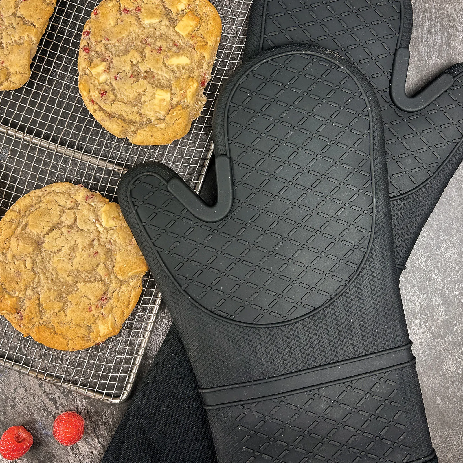 Handle with Care: Exploring the Top Features of Professional Oven Gloves
